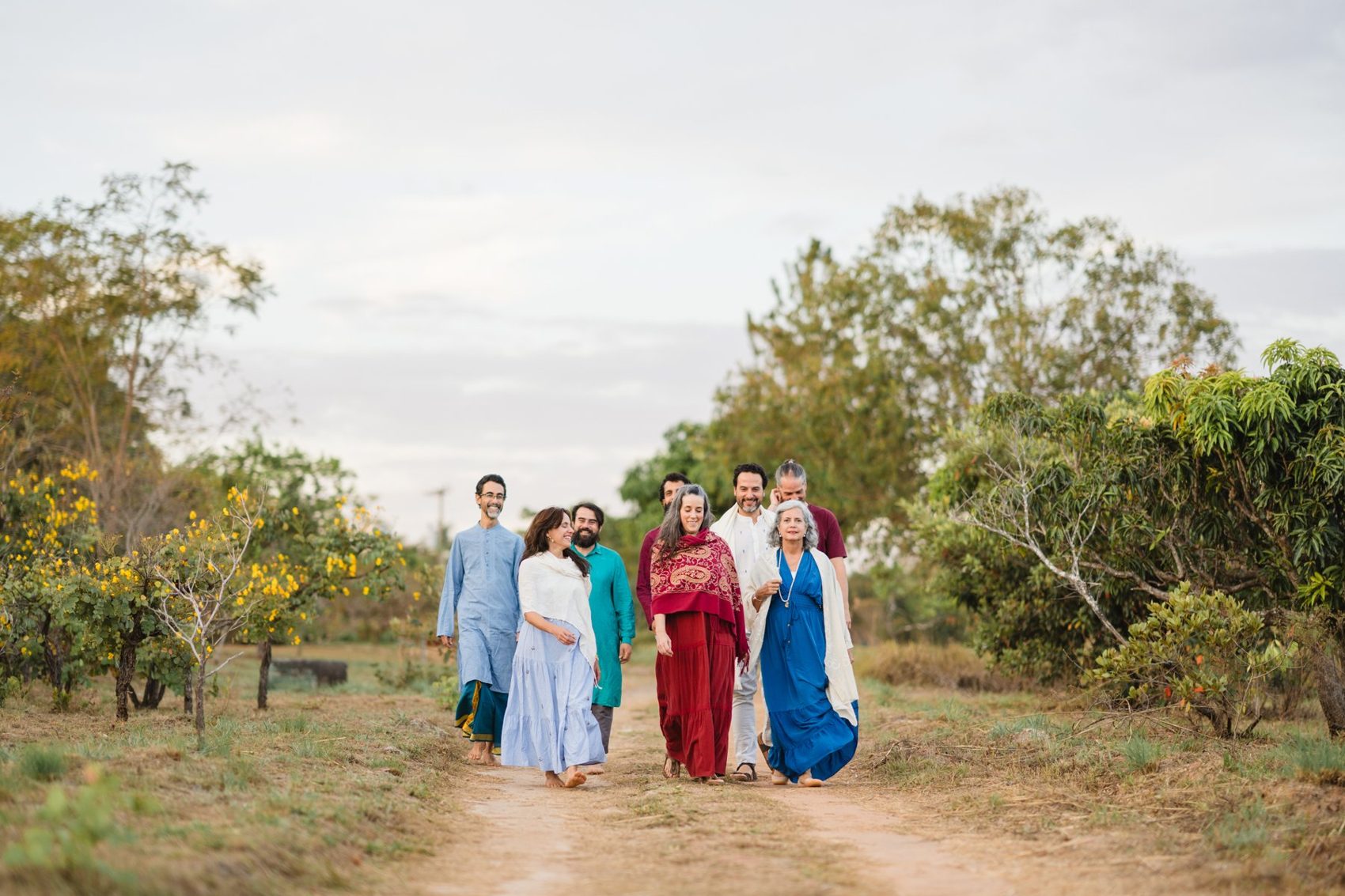 Integrantes da Sachcha Band caminhando juntos numa estrada de terra