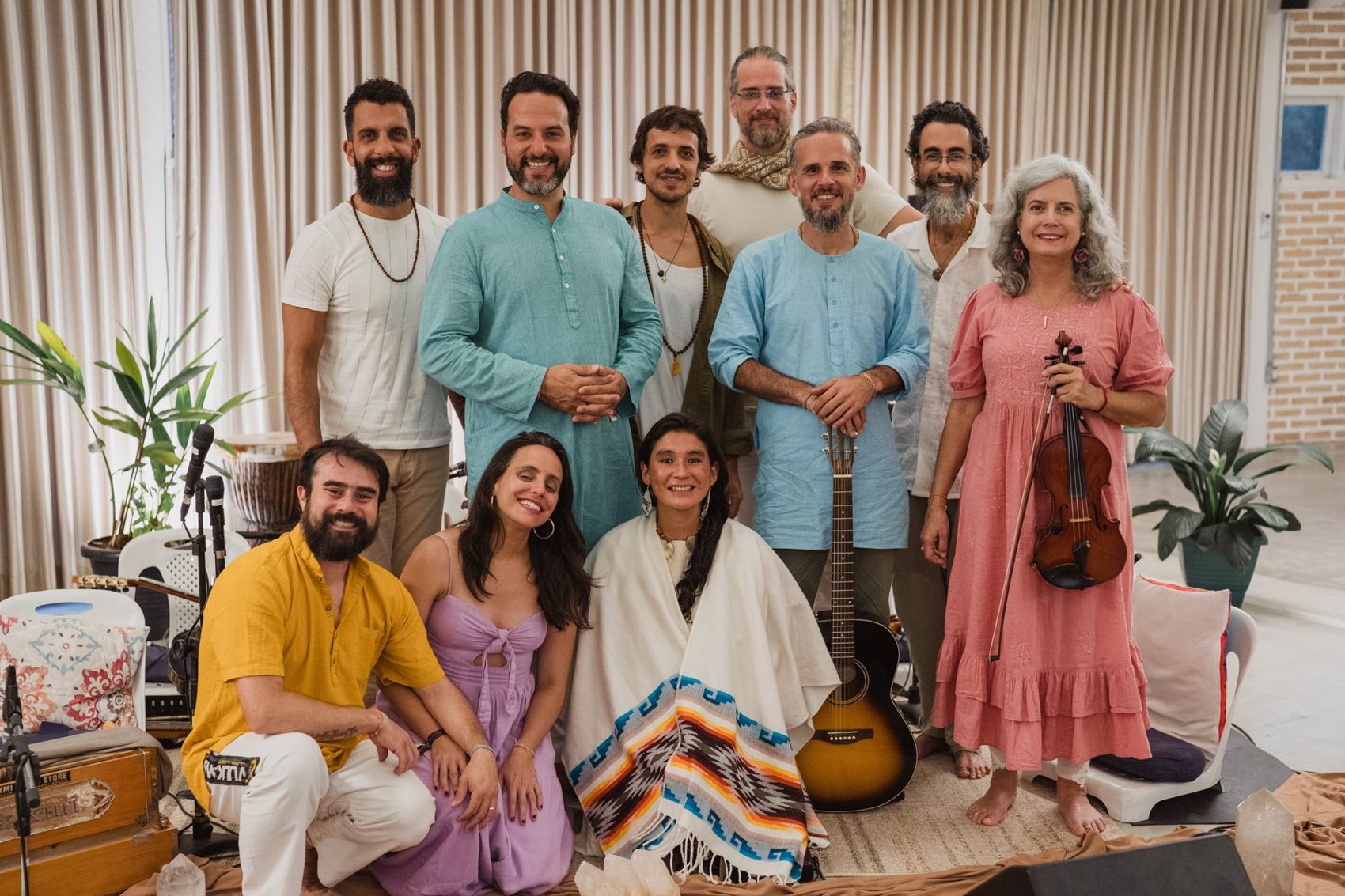 Integrantes da Sachcha Band reunidos após uma apresentação