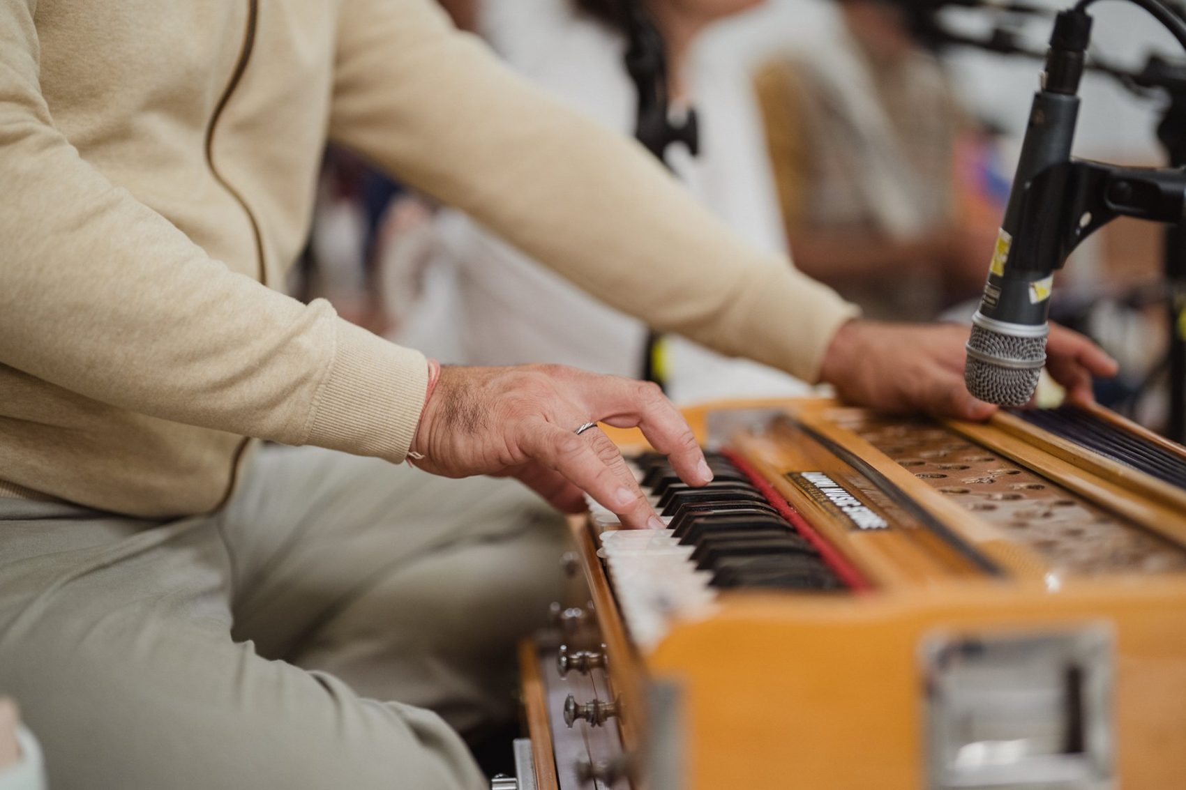Mãos tocando harmônio