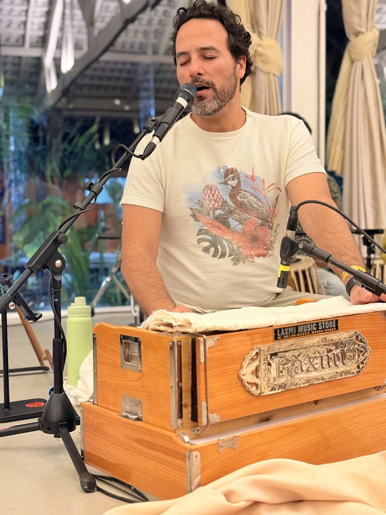 Rael Luz em ensaio da Sachcha Band