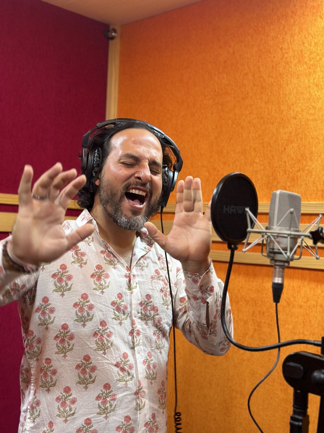 Rael Luz gravando voz no estúdio