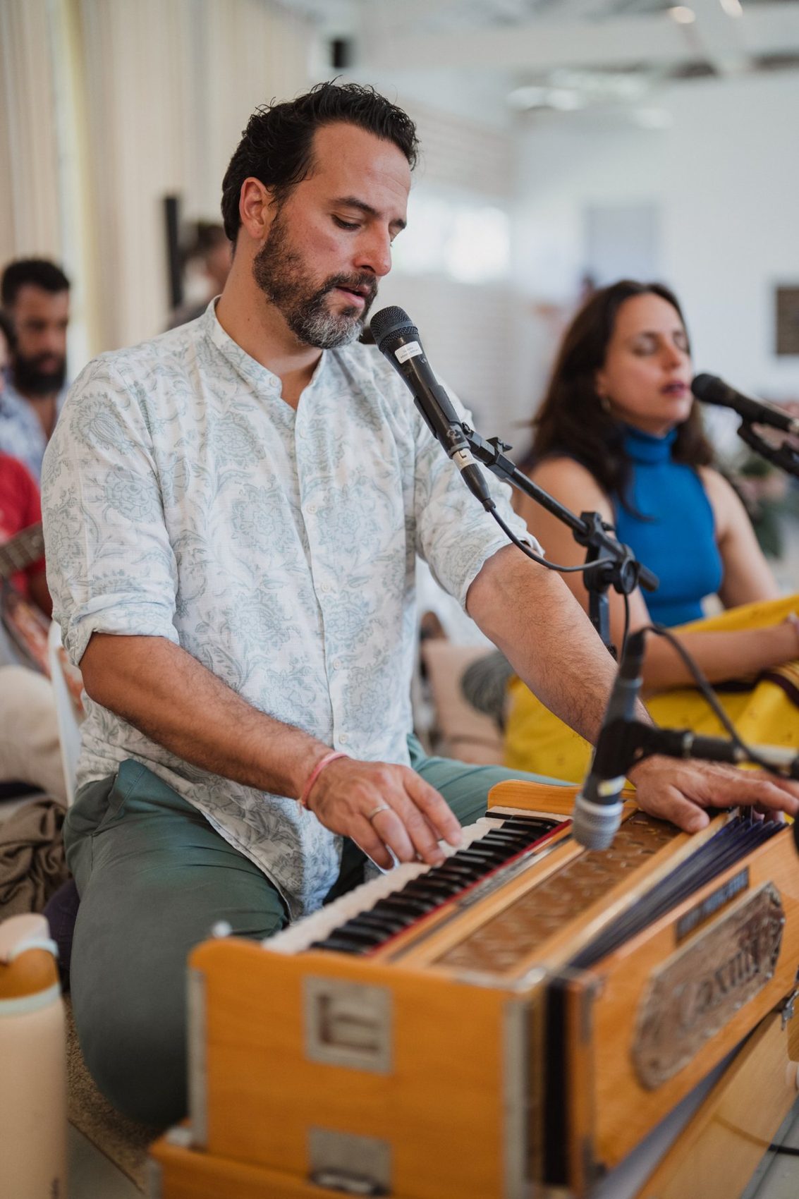 Rael Luz cantando ao harmônio com a Sachcha Band